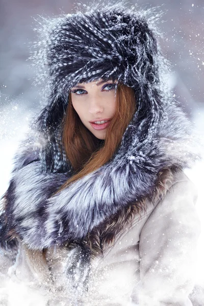 Frau im Winter draußen — Stockfoto