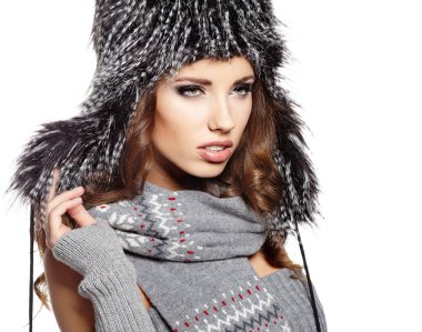 sıcak giysiler içinde güzel bir kadın