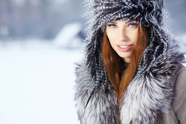 Femme attrayante en hiver — Photo