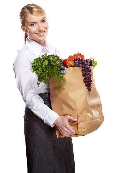 Vrouw winkelen voor groenten en fruit — Stockfoto