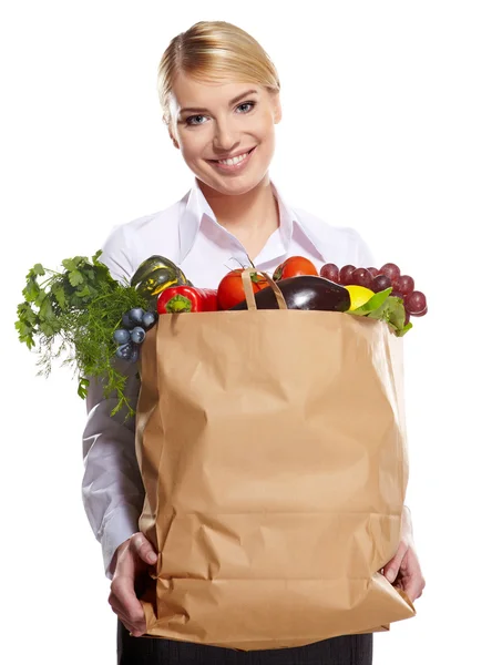 Vrouw winkelen voor groenten en fruit — Stockfoto