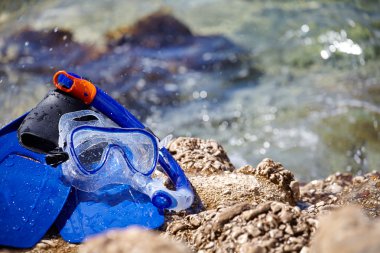 maske ve palet sahilde