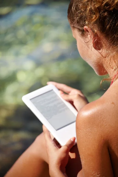 Mujer leyendo ebook en la playa —  Fotos de Stock