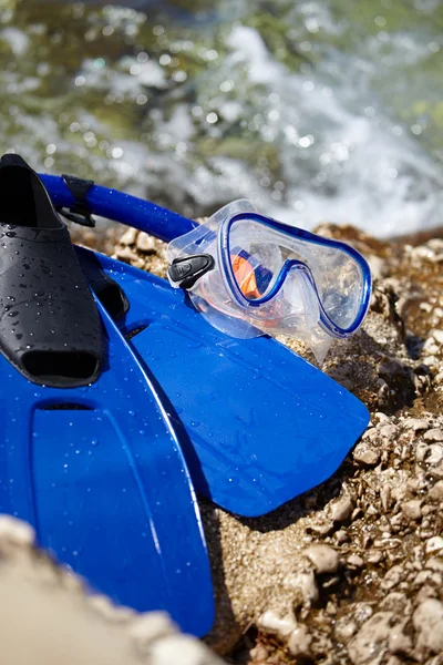 Maske und Schwimmflossen am Strand — Stockfoto