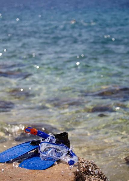 Mask och fenor på stranden — Stockfoto