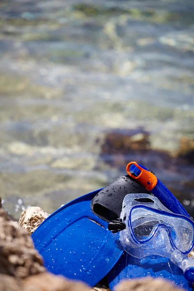 Masker en flippers op het strand — Stockfoto