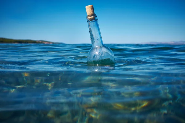 Garrafa com mensagem em água — Fotografia de Stock