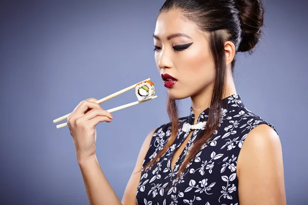 アジア寿司女性 — ストック写真