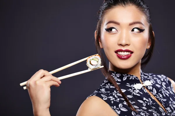 Asiática mulher comer sushi — Fotografia de Stock