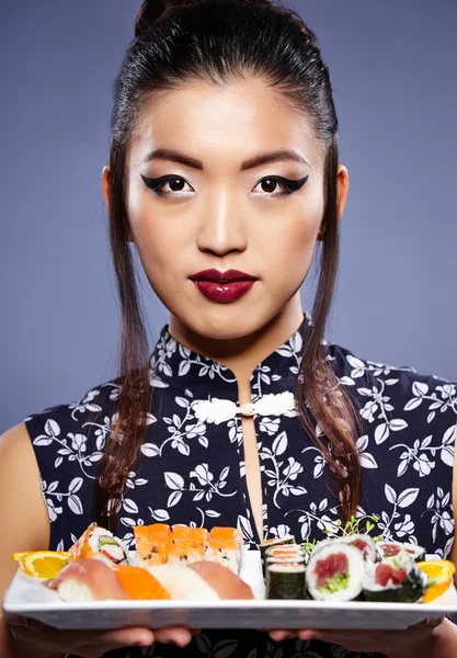 Asiatisk kvinde spiser sushi - Stock-foto