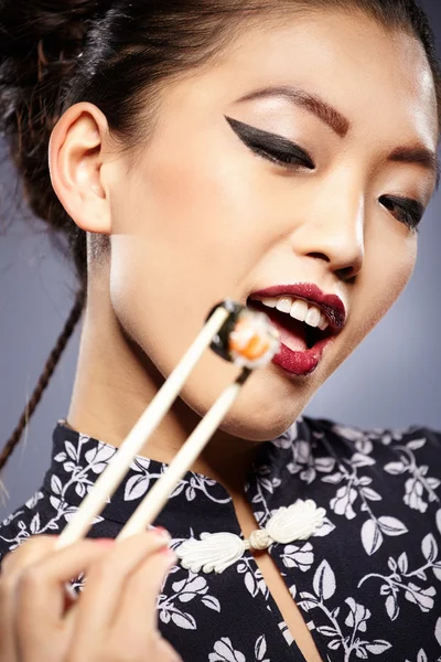 Asiática mulher comer sushi — Fotografia de Stock