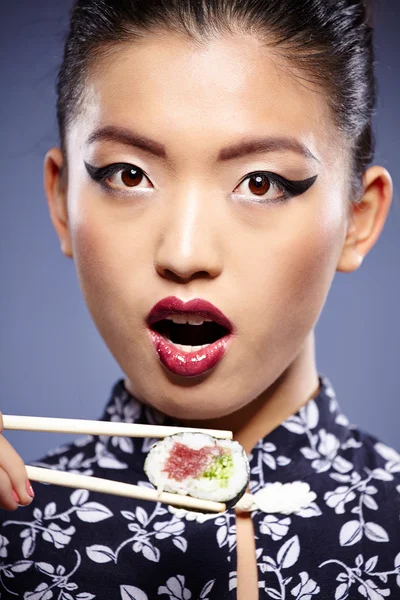 Asian woman eating sushi — Stock Photo, Image
