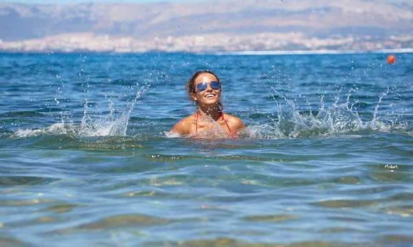 Meisje spelen in de zee — Stockfoto