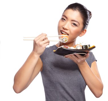 kadın holding suşi yemek çubukları ile