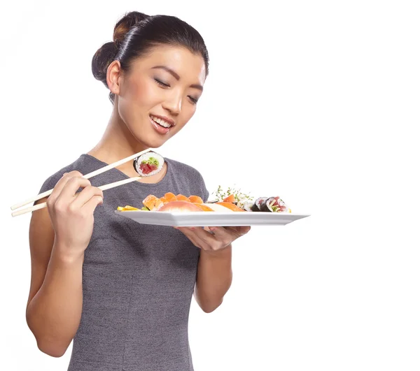 Frau hält Sushi mit Essstäbchen — Stockfoto