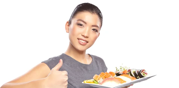 Mujer con un plato de sushi —  Fotos de Stock