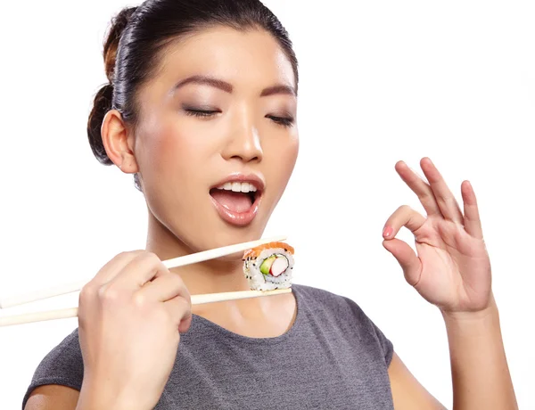 ผู้หญิงกินซูชิ — ภาพถ่ายสต็อก