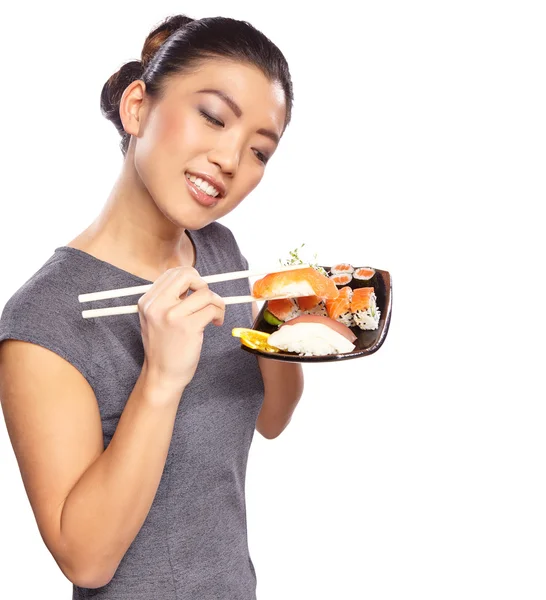 Vrouw met een bord sushi — Stockfoto