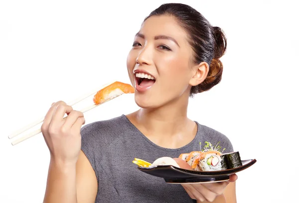 Vrouw eten sushi — Stockfoto