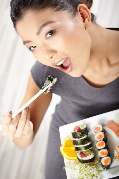 Donna che mangia sushi — Foto Stock