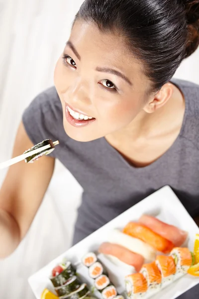 Vrouw eten sushi — Stockfoto