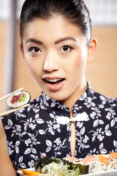 Mujer comiendo sushi —  Fotos de Stock