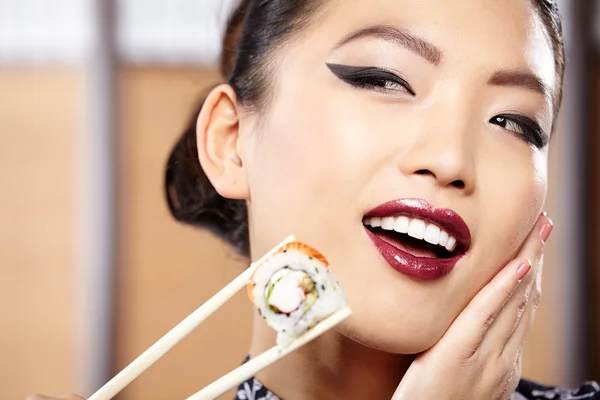 Woman eating sushi — Zdjęcie stockowe