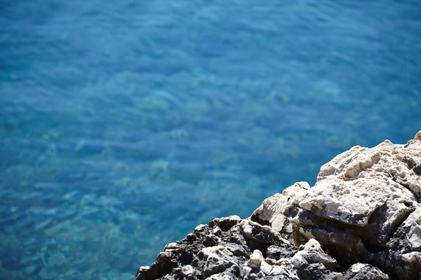 Felsen, Meer und blaues Wasser Hintergrund — Stockfoto