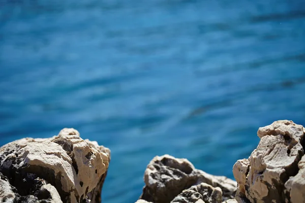 Rocas, mar y fondo de agua azul — Foto de Stock