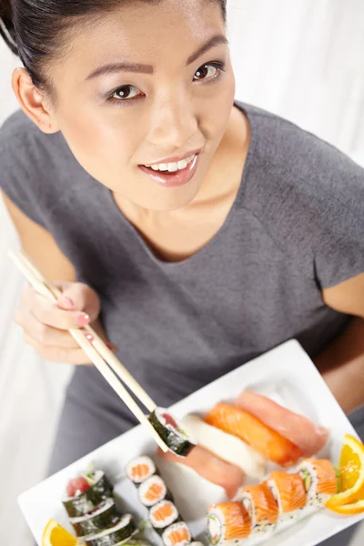 Giovane donna mangiare sushi — Foto Stock