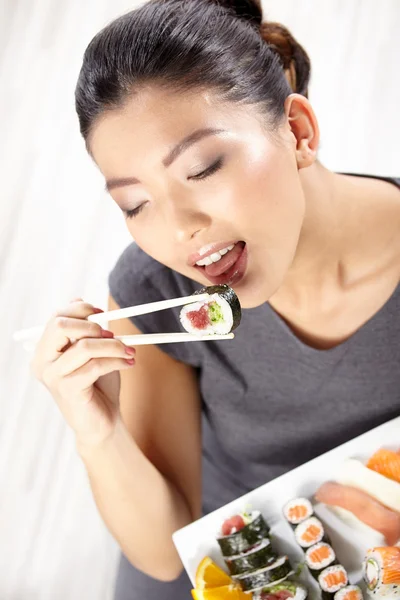 吃寿司的年轻女人 — 图库照片