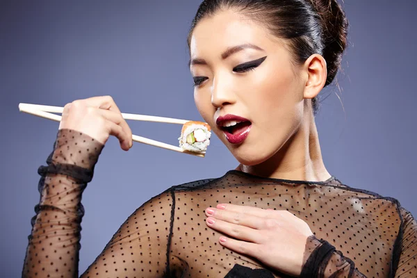 お箸で女性持株寿司 — ストック写真