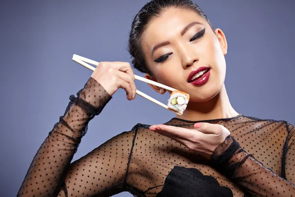 お箸で女性持株寿司 — ストック写真