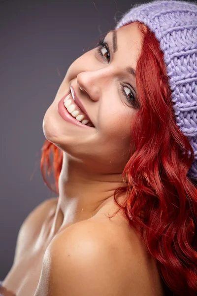 Mulher de cabelo vermelho em roupas quentes — Fotografia de Stock