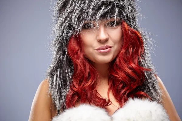 暖かい服装で赤い髪の女性 — ストック写真