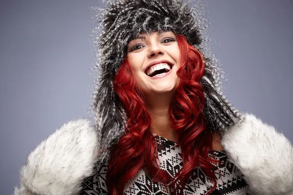 Mulher de cabelo vermelho em roupas quentes — Fotografia de Stock