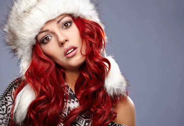 Mulher de cabelo vermelho em roupas quentes — Fotografia de Stock