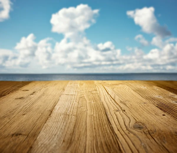 Dřevěný stůl na pláži — Stock fotografie