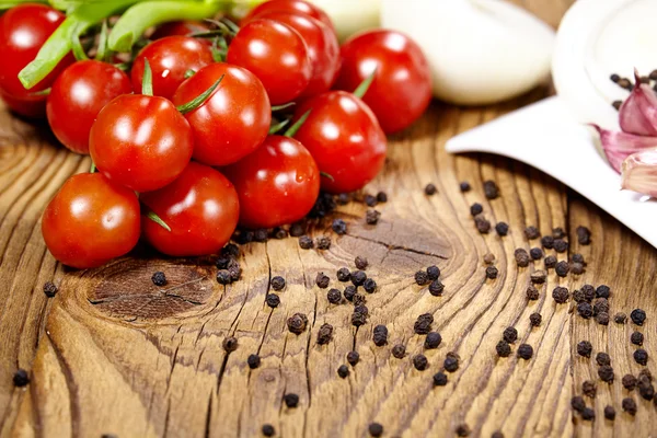 Tomates vermelhos com pimenta e alho — Fotografia de Stock