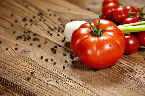红色的西红柿，辣椒和大蒜调味 — 图库照片