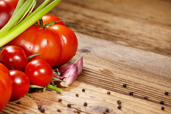 Red tomatoes with pepper and garlic — Stock Photo, Image