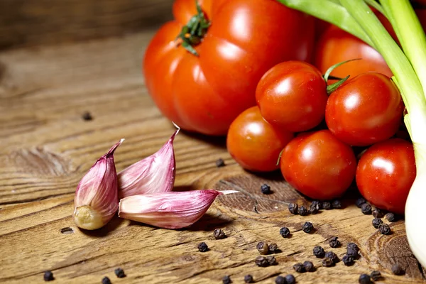 Pomodori rossi con pepe e aglio — Foto Stock