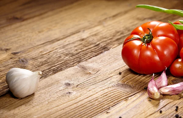 Tomates vermelhos com pimenta e alho — Fotografia de Stock