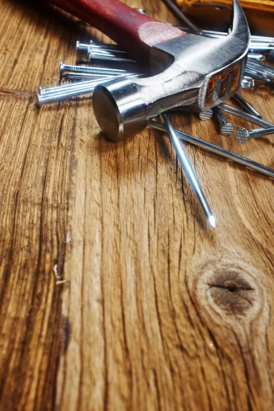 Stalen nagels op oud hout — Stockfoto