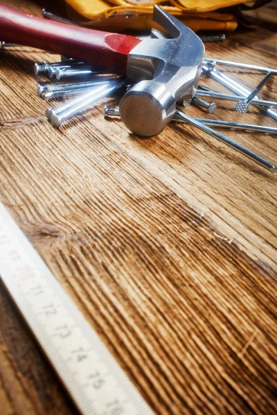 Martillo, clavos, regla sobre madera — Foto de Stock