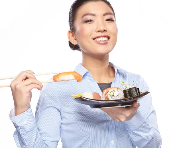 Frau isst Sushi — Stockfoto