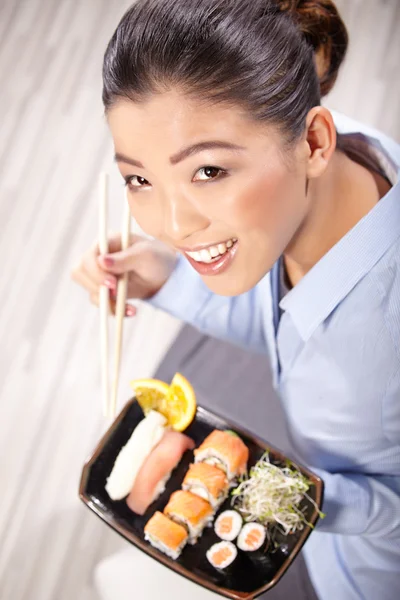 吃寿司的女人 — 图库照片
