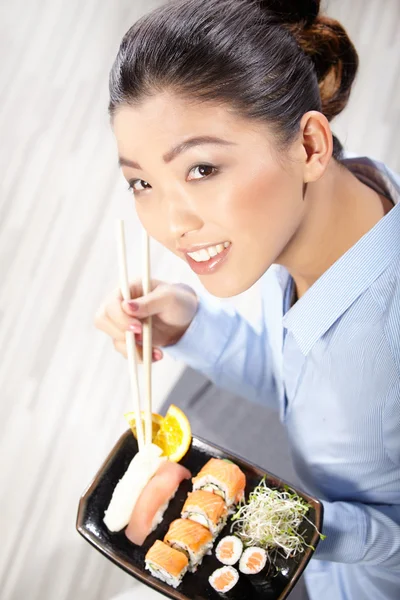 Vrouw eten sushi — Stockfoto