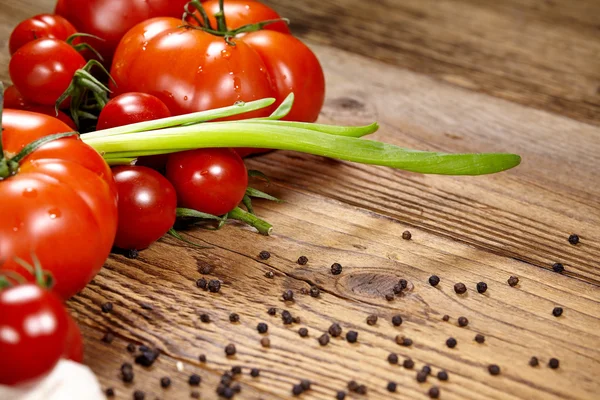 Tomates vermelhos com pimenta e alho — Fotografia de Stock