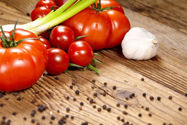 Červená rajčata s paprikou a česnekem — Stock fotografie